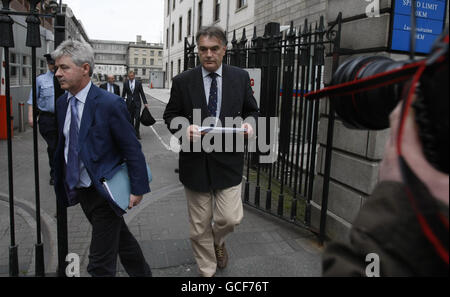 Ian Bailey (Mitte) verlässt das Oberste Gericht in Dublin, nachdem er vor dem Gericht aufgrund eines europäischen Haftbefehls der Polizei in Frankreich erschienen ist. Stockfoto