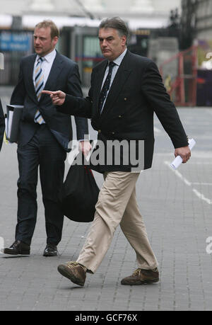 Ian Bailey (rechts) verlässt das Oberste Gericht in Dublin, nachdem er vor dem Gericht aufgrund eines europäischen Haftbefehls der Polizei in Frankreich erschienen ist. Stockfoto