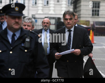 Ian Bailey (rechts) verlässt das Oberste Gericht in Dublin, nachdem er vor dem Gericht aufgrund eines europäischen Haftbefehls der Polizei in Frankreich erschienen ist. Stockfoto