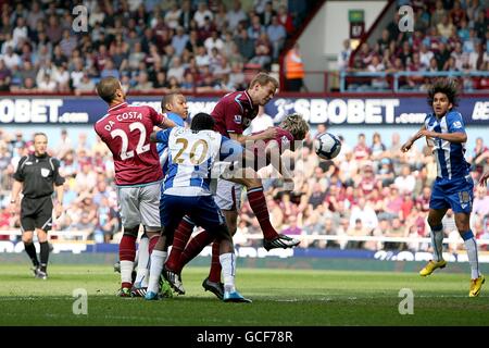 Fußball - Barclays Premier League - West Ham United / Wigan Athletic - Upton Park. Jonathan Spector von West Ham United (Mitte) schiebt den Ball aus 6 m Entfernung in sein eigenes Tor. Stockfoto