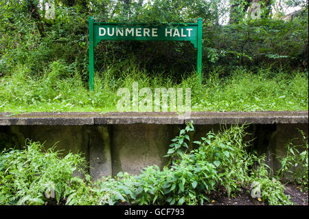 Eine traditionelle Dampfeisenbahn in der kornischen Landschaft Stockfoto