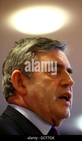 Premierminister Gordon Brown besucht den Raploch Community Campus in Stirling, Schottland. Stockfoto