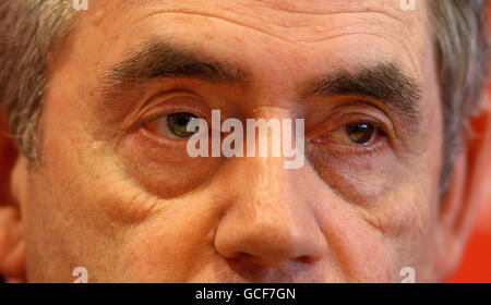 Premierminister Gordon Brown besucht den Raploch Community Campus in Stirling, Schottland. Stockfoto