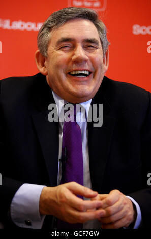 Premierminister Gordon Brown besucht den Raploch Community Campus in Stirling, Schottland. Stockfoto