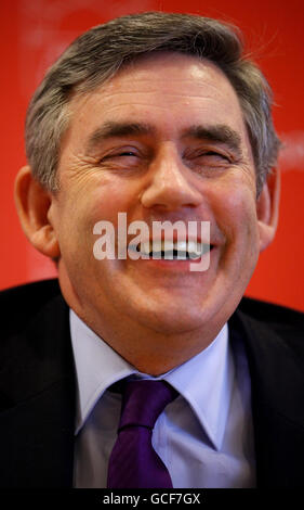 Premierminister Gordon Brown besucht den Raploch Community Campus in Stirling, Schottland. Stockfoto