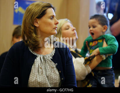 Sarah Brown besucht den Raploch Community Campus in Stirling, Schottland. Stockfoto