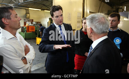 Der konservative Schattenkanzler George Osborne spricht mit Doug Squires (rechts) und Darren Jones (links) bei einem Besuch des lokalen Unternehmens Squires Gear and Engineering in Coventry, um die Wirtschaft und die Tory-Politik zu diskutieren, die Unternehmen helfen soll, die Auswirkungen der Rezession zu überstehen. Stockfoto