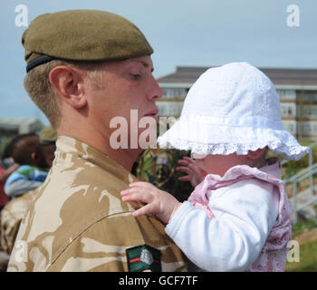 Der private James Holland wird mit dem 8 Monate alten Baby Maddison wiedervereint, als Soldaten des 3. Bataillons des Yorkshire Regiments (3 Yorks) nach einer sechsmonatigen Tour in Afghanistan in die Battlesbury Barracks in Warminster zurückkehren. Stockfoto