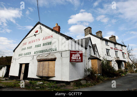 Aktien von Nordwales. Ein verderbter Pub in Glyndyfrdwy Village, in der Nähe von Denbighshire, Nordwales. Stockfoto