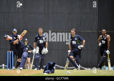 Englands Paul Collingwood (links) trifft eine sechs während eines Schlagwettbewerbs während der Trainingseinheit am 3WS Oval, University of the West Indies, Barbados. Stockfoto