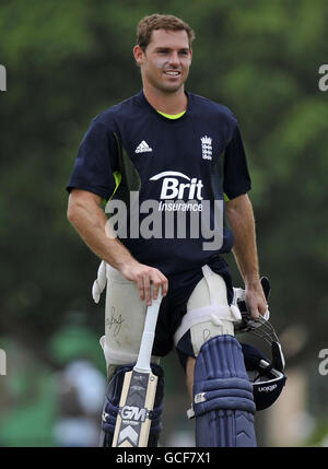 Englands Michael Lumb nach einem Schlagenden Wettbewerb während der Trainingseinheit am 3WS Oval, University of the West Indies, Barbados. Stockfoto