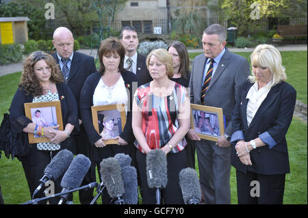 Die Familien von drei Soldaten, die 2007 bei einem freundlichen Feuer in Afghanistan getötet wurden, halten Fotos ihrer Söhne vor dem Trowbridge Coroners Court in Wiltshire, während die Untersuchung mit dem Tod der Privatleute Aaron McClure, John Thromble und Robert Foster endet. Stockfoto