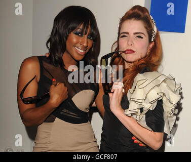 Samsung 3D-TV-Start - Ankunft - London. Alexandra Burke und Paloma Faith kommen bei der 3D LED-TV-Premiere von Samsung in der Saatchi Gallery in London an. Stockfoto