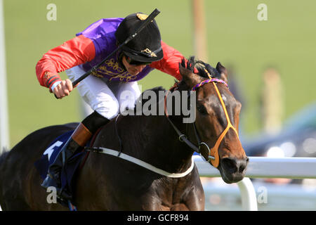 Pferderennen - Investec Spring Meeting - Epsom Downs Racecourse. Jockey Richard Hughes über Quick Reaction auf dem Weg zum Gewinn des Investec Specialist Private Bank Maiden Stakes Stockfoto