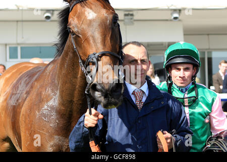 Pferderennen - Investec Spring Meeting - Epsom Downs Racecourse. Jockey Ryan Moore (r) nach dem Sieg bei Coin of the Realm im Investec Asset Management Great Metropolitan Handicap Stockfoto