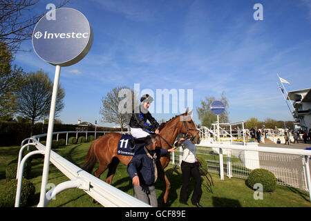 Pferderennen - Investec Spring Meeting - Epsom Downs Racecourse. Jockey Joe Fanning vor seiner Fahrt mit Buona Sarah im Investec Investment Banking and Securities Handicap Stockfoto