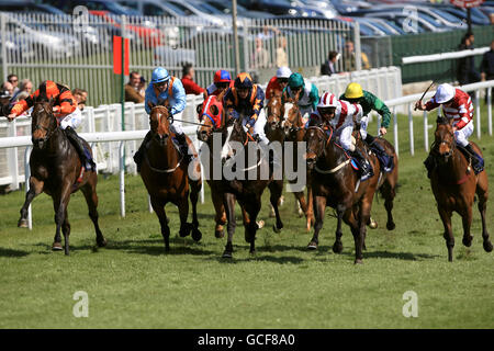 Pferderennen - Investec Spring Meeting - Epsom Downs Racecourse. Aktion des Investec Capital Markets Handicap Stockfoto