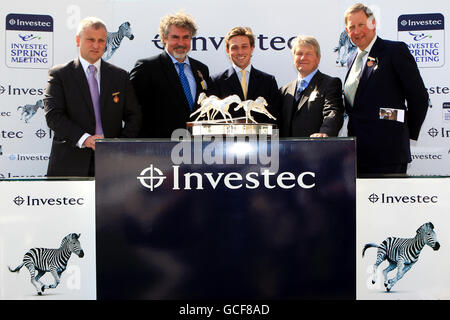 Pferderennen - Investec Spring Meeting - Epsom Downs Racecourse. L-R: Geschäftsführer Rupert Trevelyan, Raymond van Niekerk, Trophy Designer Charlie Langton, Ehrengast Ian Balding, Stockfoto