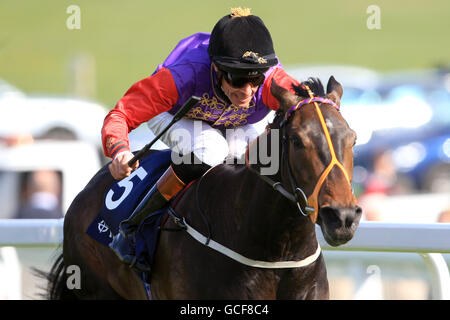 Pferderennen - Investec Spring Meeting - Epsom Downs Racecourse. Jockey Richard Hughes über Quick Reaction auf dem Weg zum Gewinn des Investec Specialist Private Bank Maiden Stakes Stockfoto