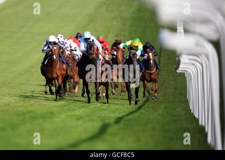 Pferderennen - Investec Spring Meeting - Epsom Downs Racecourse. Jockey Richard Hughes über Kajima (c) auf dem Weg zum Gewinn des Investec Investment Banking and Securities Handicap Stockfoto