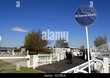 Pferderennen - Investec Spring Meeting - Epsom Downs Racecourse. Investec Beschilderung in Epsom Downs Stockfoto