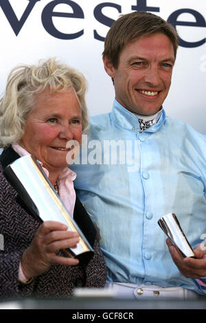 Pferderennen - Investec Spring Meeting - Epsom Downs Racecourse. Richard Hughes, Eigentümer und Jockey von Kajima, erhält die Trophäe für den Gewinn des Investec Investment Banking and Securities Handicap Stockfoto