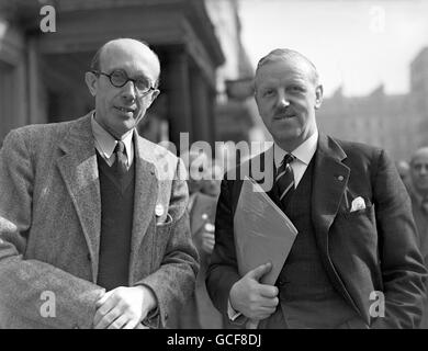 Fußball - Stanley Rous und Nils Middleboe Stockfoto