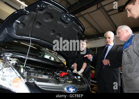 Kanzler Alistair Darling bei einem Besuch in der Ford Peoples Garage in Edinburgh, wo er über die Auswirkungen der Verschrottung von Autos auf die Automobilindustrie in Schottland sprach. Während des Besuches lernte er in der Werkstatt Auszubildende und Mechaniker kennen. Stockfoto