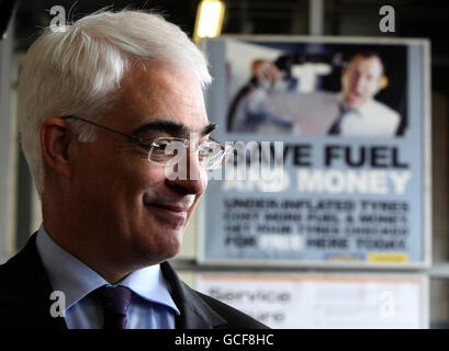 Kanzler Alistair Darling bei einem Besuch in der Ford Peoples Garage in Edinburgh, wo er über die Auswirkungen der Verschrottung von Autos auf die Automobilindustrie in Schottland sprach. Während des Besuches lernte er in der Werkstatt Auszubildende und Mechaniker kennen. Stockfoto