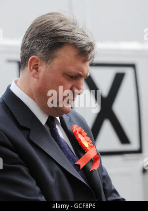 Ed Balls, Labour-Abgeordneter, während einer Kopf-an-Kopf-öffentlichen Debatte mit anderen zukünftigen Abgeordneten für den Wahlkreis Morley und Outwood im Stadtzentrum von Morley. Stockfoto