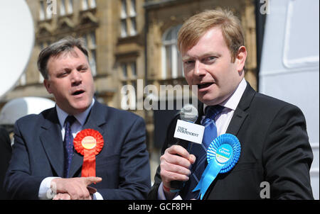 Ed Balls, Labour-Abgeordneter, in einer Diskussion mit dem konservativen Kandidaten Antony Calvert (rechts) während einer Kopf-an-Kopf-öffentlichen Debatte mit den anderen zukünftigen Abgeordneten für den Wahlkreis Morley und Outwood im Stadtzentrum von Morley. . Stockfoto