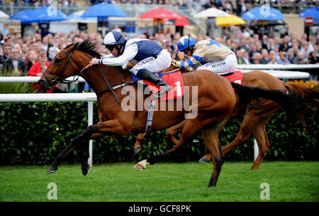 Pferderennen - Racing for Change - Doncaster Racecourse. DIE VON Neil Callan gerittene HAUPTSTÜTZE gewinnt die Atteys Solicitors Maiden-Fillies vor COOLIE CRUMBLES, Jack Mitchell. Stockfoto