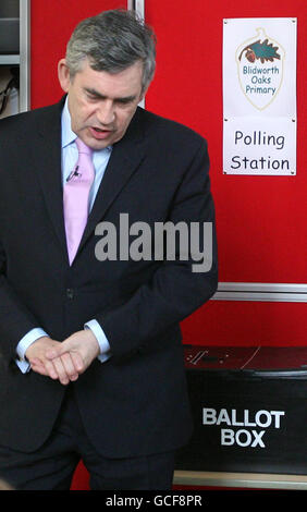 Premierminister Gordon Brown steht neben einer Wahlurne an der Blidworth Oaks Primary School in Sherwood, East Midlands, wo die Kinder eine Scheinwahl abhalten. Stockfoto