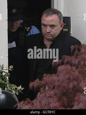 Der Agent von Gerry Ryan, Noel Kelly, verlässt das Haus von Fernsehmoderatorin Gerry Ryan in der Leeson Street, Dublin. Quellen von Garda bestätigten, dass Ryan, 53, heute in seiner Wohnung in Dublin tot aufgefunden wurde. Stockfoto