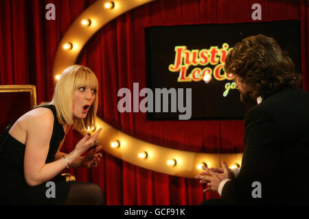 Gast Yvette Fielding (links) mit JLC während der Dreharbeiten zur Channel 5-Chat-Show Justin Lee Collins: Good Times, im Rivoli Ballroom in Brockley, South London. Stockfoto