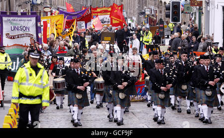 Demonstranten während einer Kundgebung am 1. Mai in Edinburgh. Demonstranten marschierten in einer jährlichen Kundgebung am 1. Mai durch die historische Altstadt von Edinburgh über den Krieg in Afghanistan und die Kürzung der öffentlichen Dienstleistungen. Stockfoto