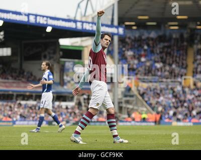 Fußball - Barclays Premier League - Birmingham City / Burnley - St Andrews' Stadium. Steven Thompson von Burnley feiert sein erstes Tor des Spiels, als Roger Johnson (links) von Birmingham City reagiert Stockfoto