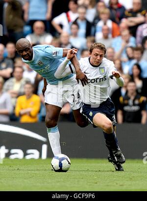 Fußball - Barclays Premier League - Manchester City / Aston Villa - City of Manchester Stadium. Patrick Vieira von Manchester City (links) und Stephen Warnock von Aston Villa (rechts) kämpfen um den Ball Stockfoto