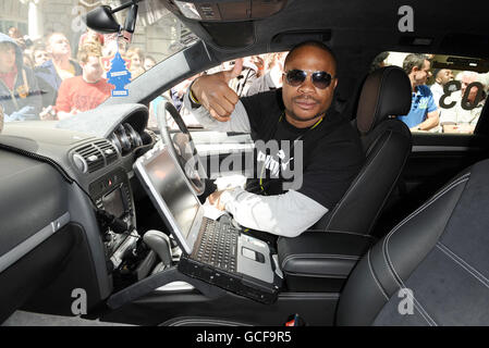 US Rapper Xzibit vor dem Start der Gumball 3000 Rally, die am 7. Mai in New York endet, auf der Mall in London. Stockfoto