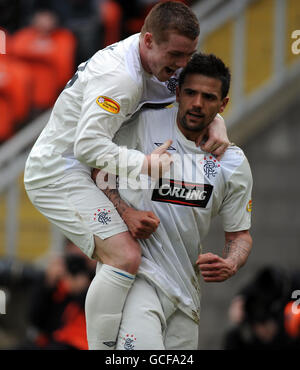 Rangers Nacho Novo feiert Scoring seiner Seiten zweites Tor des Spiels mit John Fleck während der Clydesdale Bank Scottish Premier League Match im Tannadice Park, Dundee. Stockfoto