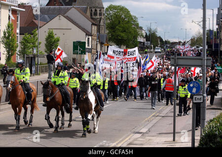 Protest Der Englischen Verteidigungsliga. Die englische Verteidigungsliga hält einen marsch ab und protestiert in Aylesbury, Buckinghamshire Stockfoto