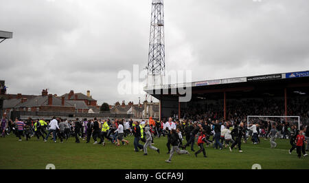 Fußball - Coca-Cola Football League Two - Grimsby Town / Barnett - Blundell Park. Die Fans von Grimsby Town dringen in das Spielfeld ein, nachdem ihr zweites Tor während des Coca-Cola League Two Match im Blundell Park, Grimsby, erzielt wurde. Stockfoto