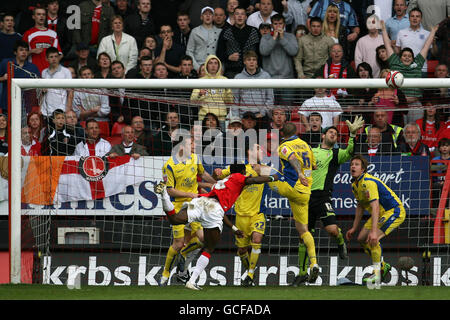 Leeds United Torwart rettet den Ball vor dem Tor nach einem Versuch von Charltons' Sam Sodje während des Coca-Cola League One Match im Valley, London. Stockfoto