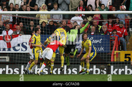 Leeds United Torwart rettet den Ball vor dem Tor nach einem Versuch von Charltons' Sam Sodje während des Coca-Cola League One Match im Valley, London. Stockfoto