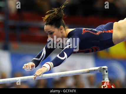 Gymnastik - Europameisterschaften der Frauen 2010 - Tag vier - Nationale Hallenarena. Das britische Beth Tweddle tritt während der Europameisterschaft im NIA, Birmingham, an den unebenen Riegel an. Stockfoto