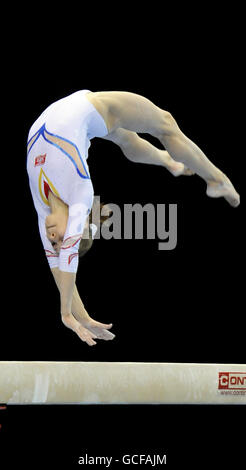 Gymnastik - Europameisterschaften der Frauen 2010 - Tag vier - Nationale Hallenarena. Die Rumänin Elena Amelia Racea tritt während der Europameisterschaft im NIA, Birmingham, am Balken an. Stockfoto