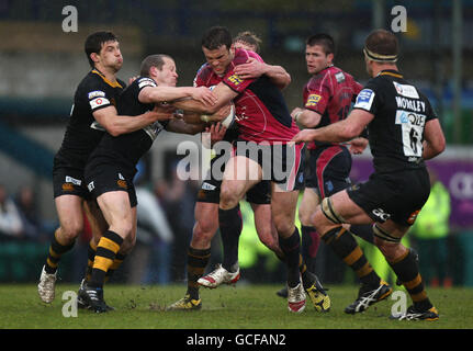 Cardiff Blues Jamie Roberts wird von Wespen Dave Walder während des Amlin Challenge Cup Semi Final Match im Adams Park, London, angegangen. Stockfoto