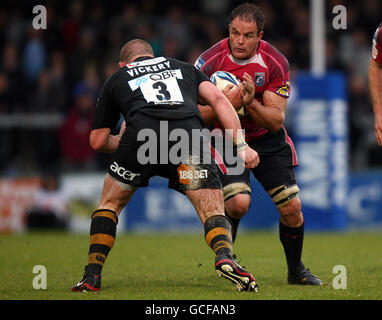 Xavier Rush von Cardiff Blues nimmt während des Amlin Challenge Cup Halbfinalmatches im Adams Park, London, gegen Wespen Phil Vickery an. Stockfoto