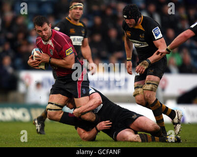 Cardiff Blues Deiniol Jones wird von Wespen Tom Rees während des Amlin Challenge Cup Halbfinalmatches im Adams Park, London, angegangen. Stockfoto