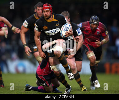 Wasps Dan ward-Smith wird während des Halbfinalmatches des Amlin Challenge Cup im Adams Park, London, von Darren Allinson des Cardiff Blues angegangen. Stockfoto